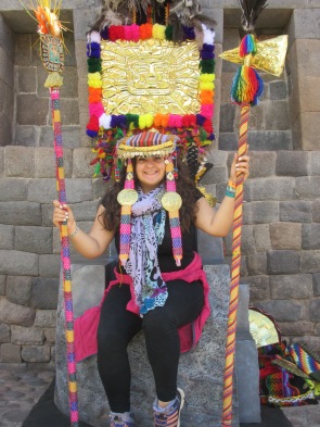 Geburtstagskind Ariane in einem Inkakostüm in Cusco.